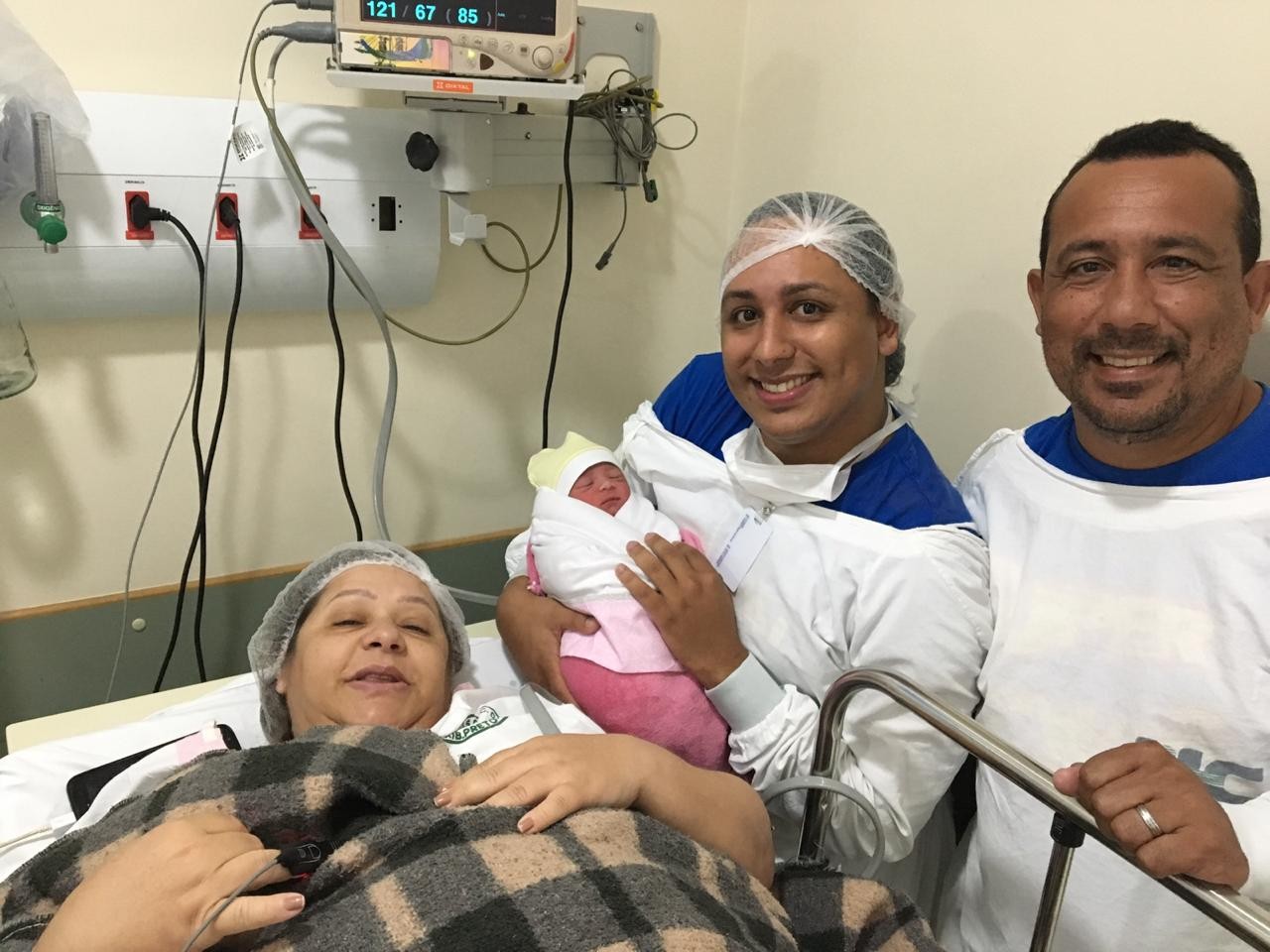 Avó vai amamentar os bebês (Foto: Arquivo pessoal/ Marcelo Neves Junior)