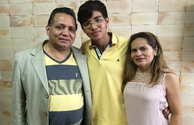 Pais estão emocionados por encontrar filho que fugiu com a namorada em Goiás (Foto: Paula Resende/ G1)