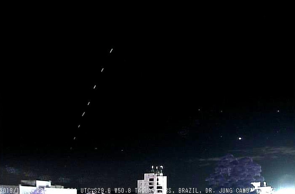 Luzes De Satelites Surpreendem Moradores De Varias Cidades Gauchas Rio Grande Do Sul G1 Descem dos espaços celestes para trazer às humanidades os tesouros da sua ciência, da sua. luzes de satelites surpreendem