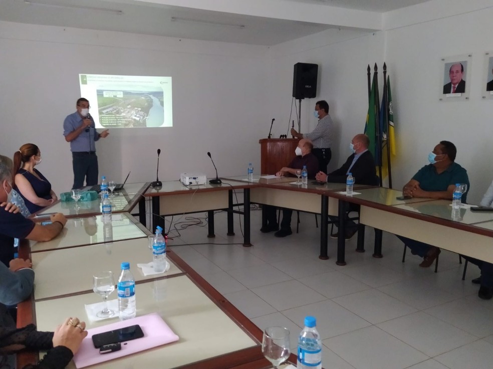 Diretor da Caramuru Alimentos apresentando plano de atividades — Foto: PMS/Divulgação