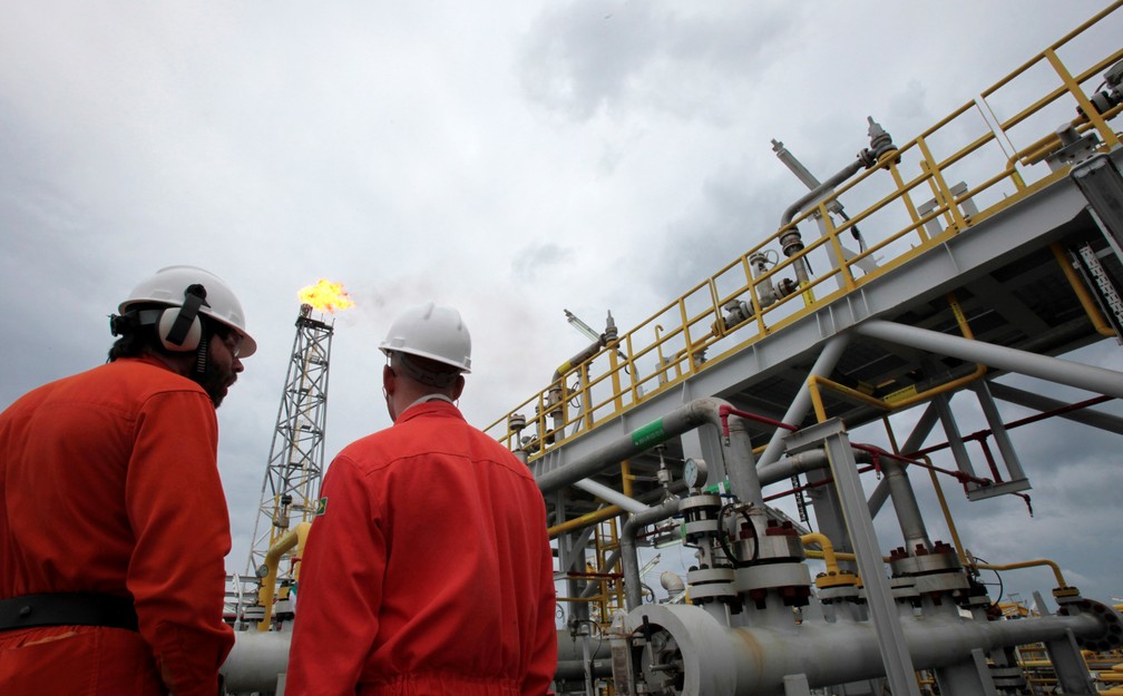 Plataforma de petroleo no campo de Lula, na costa do Rio de Janeiro. -- Foto: Reuters/Sergio Moraes