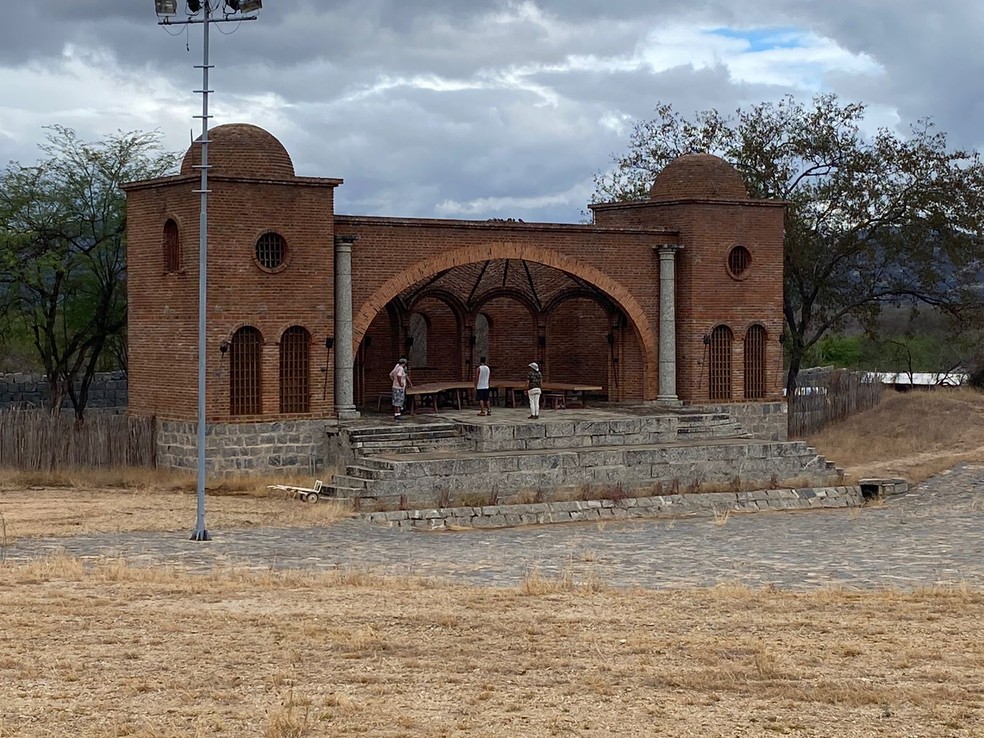 Pessoas organizam cenários da Paixão de Cristo de Nova Jerusalém para a gravação dos filmes publicitários da temporada 2022 — Foto: Joalline Nascimento/g1