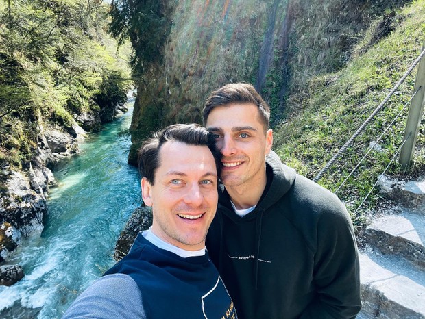 O casal Chris Gross e Lucas Krzikalla (Foto: Reprodução/Instagram)