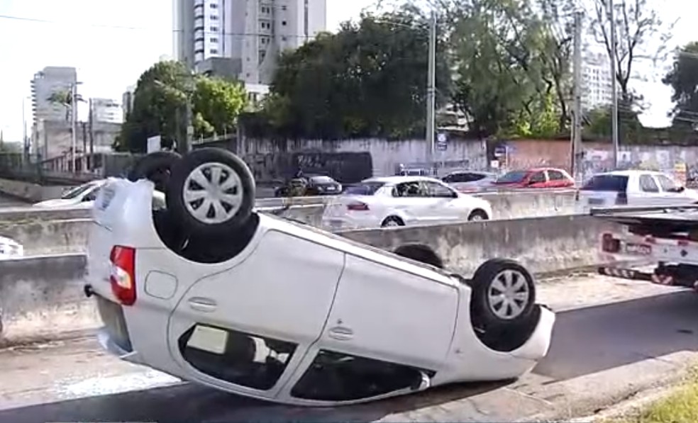 Carro capotou na avenida Lima e Silva, em Natal — Foto: Reprodução/Inter TV Cabugi