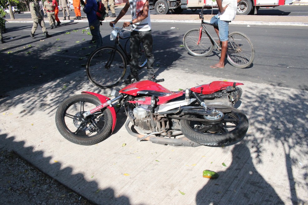 Motociclista e carona ficaram feridos após serem atingidos pela caminhonete (Foto: Júnior Feitosa/G1)