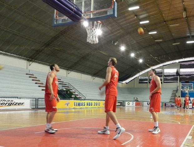 Day, Leo e Cipolini durante treino do basquete de Uberlândia na quarta-feira (Foto: Felipe Santos)