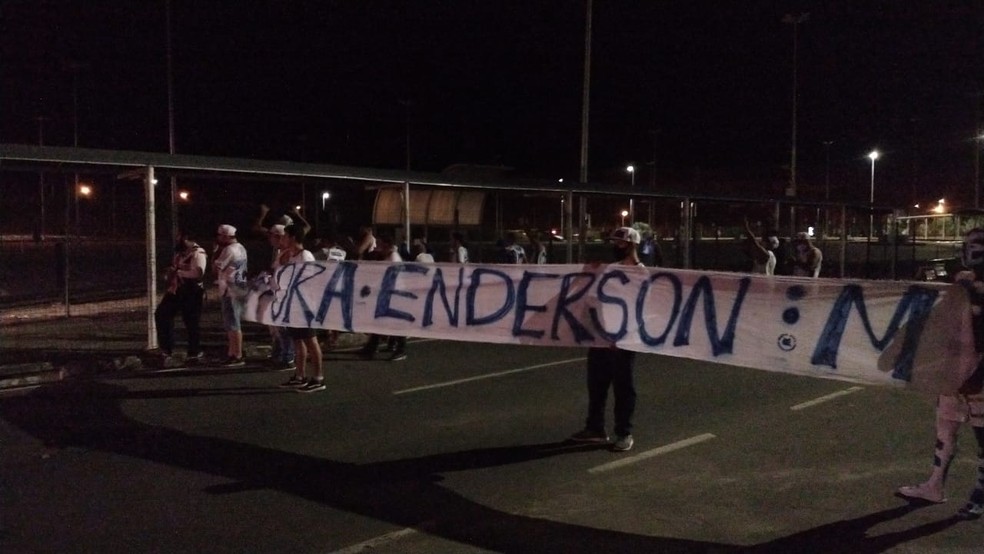 Torcedores exibem faixa pedindo saída de Enderson Moreira — Foto: Diego Domingues