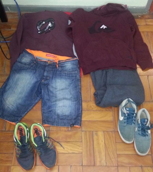 Roupas usadas pelos adolescentes no crime foram apresentadas pela polícia (Foto: Divulgação/Polícia Civil)