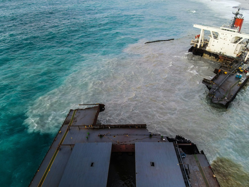 O navio MV Wakashio é visto após se partir em duas partes perto do Blue Bay Marine Park, nas Ilhas Maurício, no sábado (15) — Foto: AFP