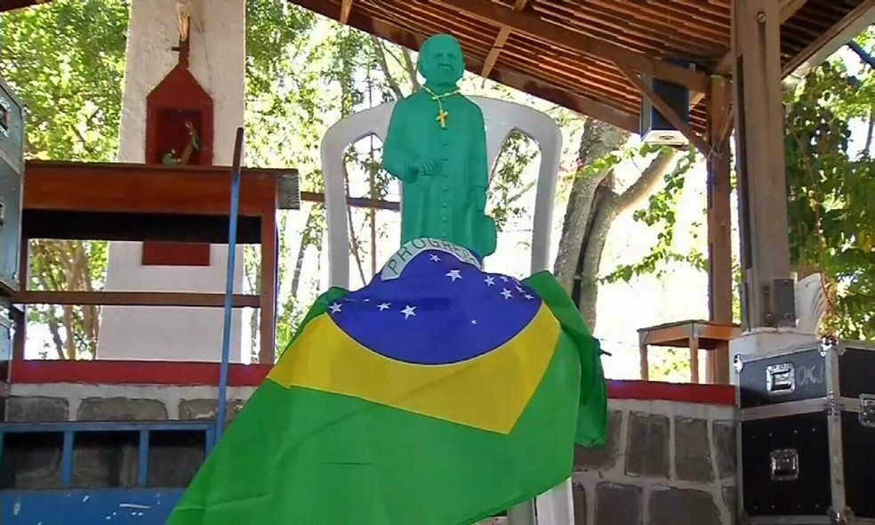 Padre Cícero com a cor verde em Juazeiro do Norte. (Foto: Reprodução/TV Verdes Mares)