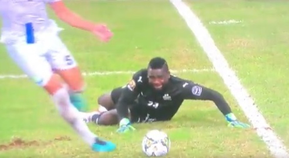 Goleiro Badra Sangar, de Costa do Marfim, solta a bola e permite o empate de Serra Leoa  Foto: Reproduo