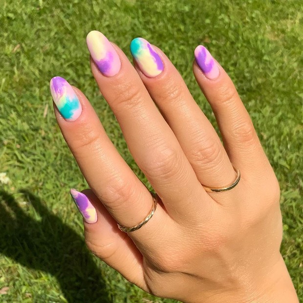 Tie dye nails  (Foto: Reprodução Instagram @)