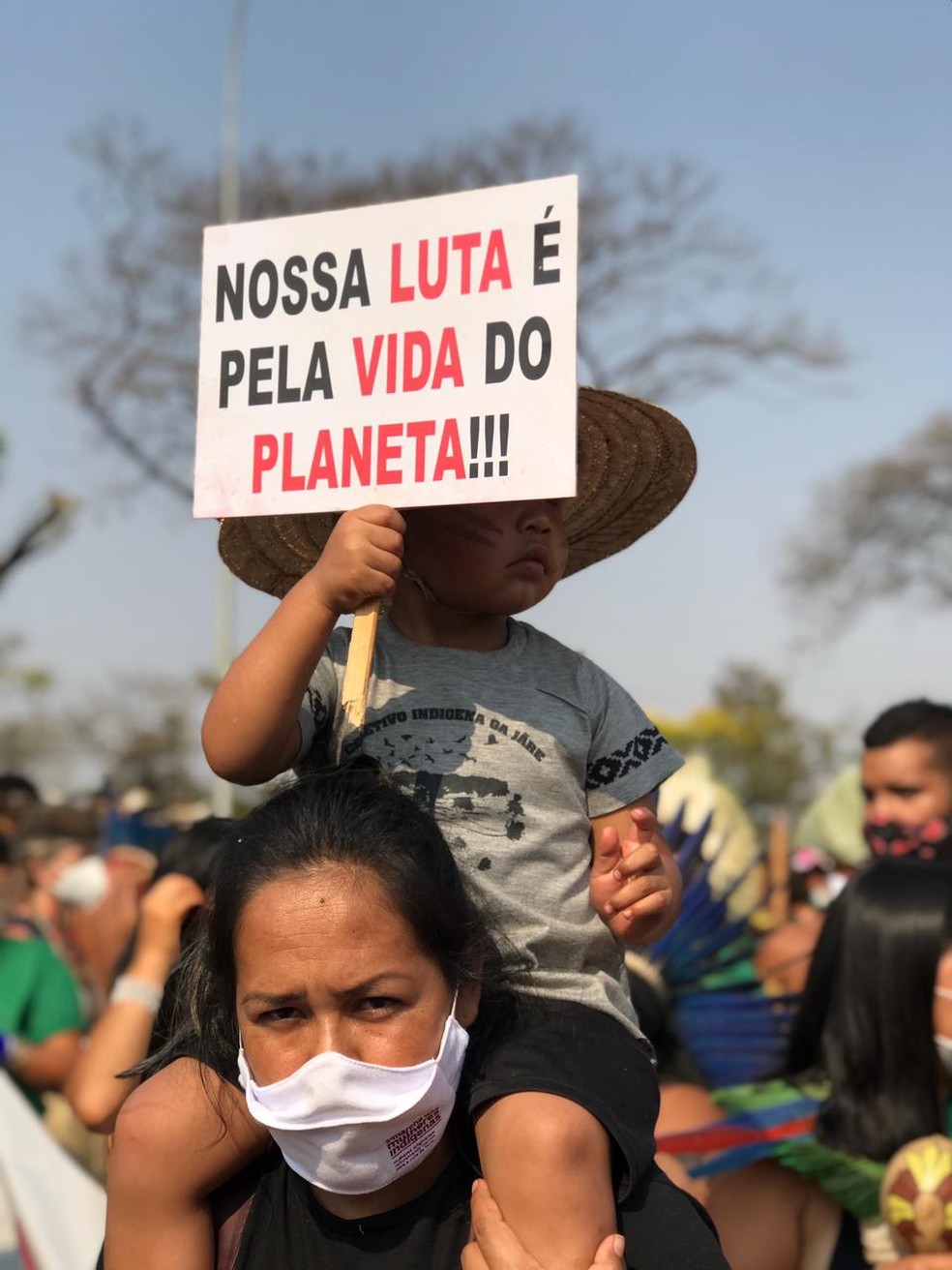 Mulheres indígenas marcham em Brasília — Foto: Cimi/Divulgação