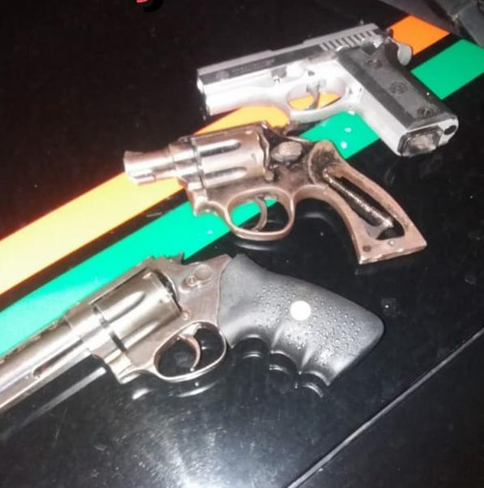 Policiais apreendem armas com bando que resistiu trocou tiro com PM — Foto: Divulgação