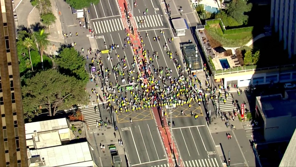 Grupo bolsonarista em ato na Avenida Paulista neste domingo (31) — Foto: Reprodução/TV Globo