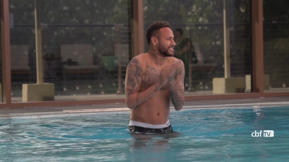 Neymar treina em piscina e diz estar 'zerado' de lesão no tornozelo
