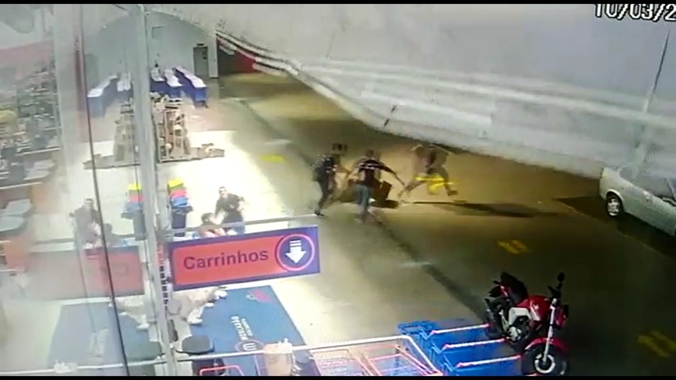 Grupo corre e escapa ileso após teto de mercado desabar em Mongaguá, SP — Foto: G1 Santos