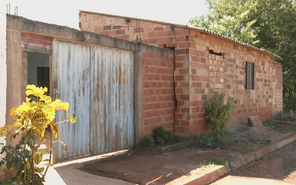 Casa onde homem entrou, baleou ex e matou atual namorado dela, em Terezópolis de Goiás — Foto: Reprodução/TV Anhanguera