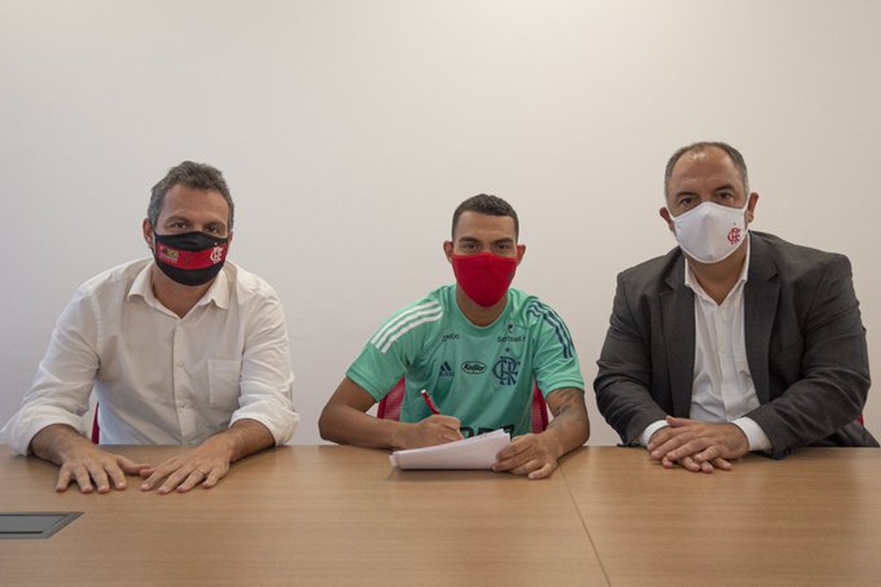 Matheuzinho assina novo contrato com o Flamengo, ao lado de Marcos Braz e Bruno Spindel — Foto: Alexandre Vidal / Flamengo