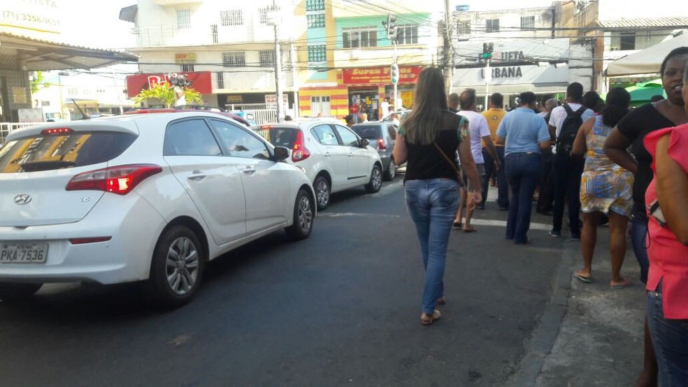 Crime atraiu curiosos e trânsito ficou congestionado (Foto: Alan Oliveira/G1)