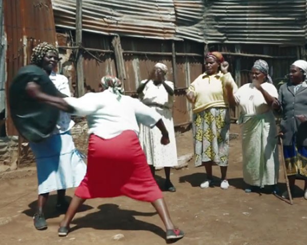 Mulheres aprendem karatê no Quênia para se proteger dos estupradores (Foto: Reprodução Twitter)
