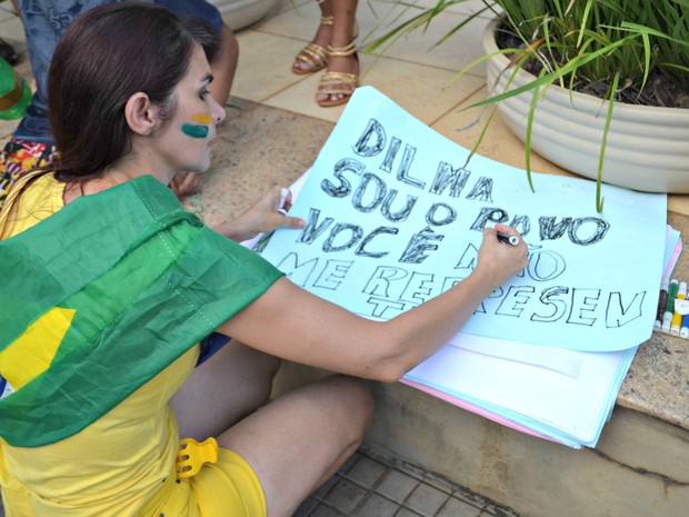 A professora Suelange Horácio, de 40 anos, levou cartolinas e canetas extras para distribuir aos manifestantes. &#39;Aqui na empolgação a gente se inspira mais&#39; (Foto: Quésia Melo/G1)