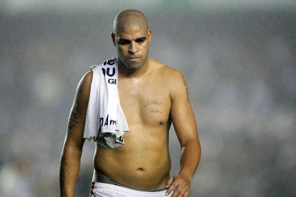 Adriano Imperador em jogo da Libertadores de 2010 (Foto: Getty Images)