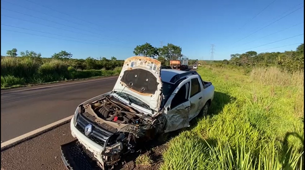Caminhonete teve a frente destruída com a colisão   Foto: José Pereira