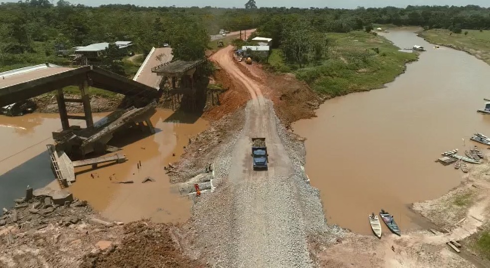 Passagem seca foi construída durante o verão amazônico, quando os nível do rio estava baixo. — Foto: Rede Amazônica 