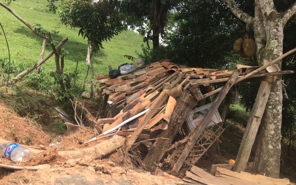 Buscas por idoso que teve casa soterrada são retomadas em Amargosa, interior da Bahia — Foto: Muller Nunes/TV Bahia