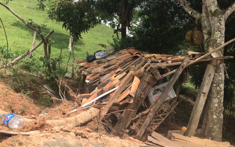 Casa soterrada após chuvas em Amargosa, interior da Bahia — Foto: Muller Nunes/TV Bahia