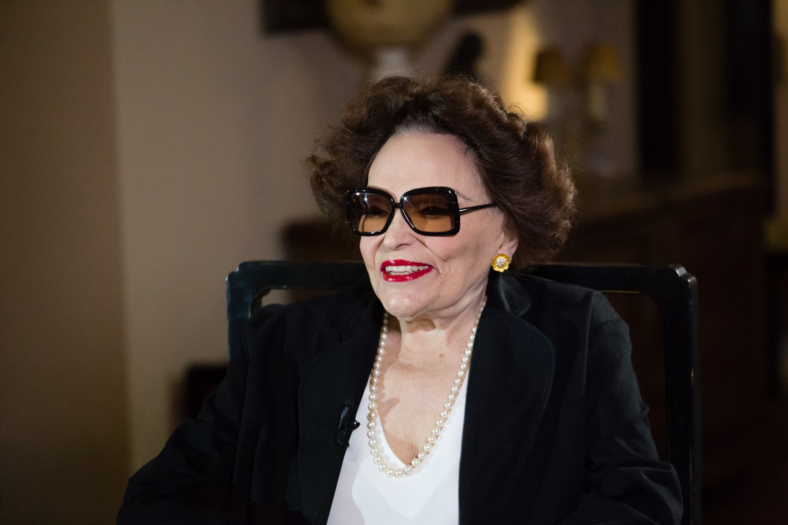 Bibi Ferreira durante entrevista com Roberto D'Avila  — Foto: Tata Barreto/Globo