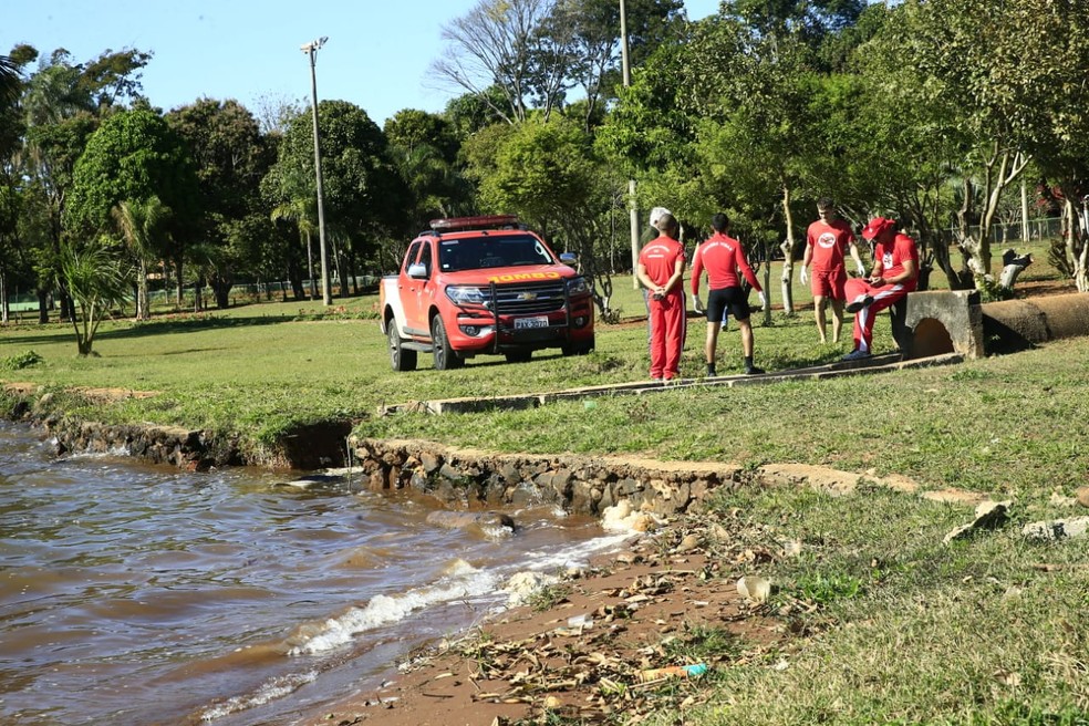 Bombeiros encontram corpo de homem no Lago Paranoá, no Distrito Federal (Foto: Corpo de Bombeiros / Divulgação)