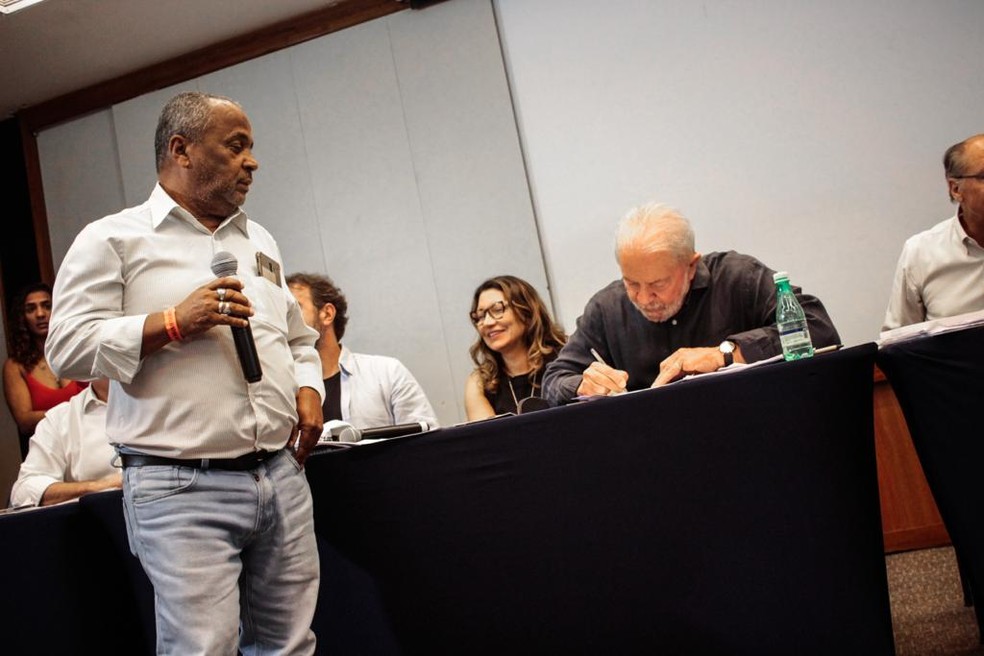 FAFERJ entrega Plataforma Política das Favelas e Plano de Redução da Letalidade Policial para Lula — Foto: Caio Oliveira/FAFERJ