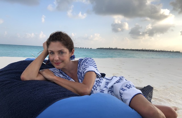 Pôr do Sol: Camilla Guebur em um pic nic ao entardecer em uma das ilhas próximas ao Six Senses Laamu (Foto: arquivo pessoal/Camilla Guebur)