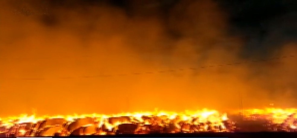 Incêndio atinge depósito de algodão em Luís Eduardo Magalhães — Foto: Reprodução/TV Bahia