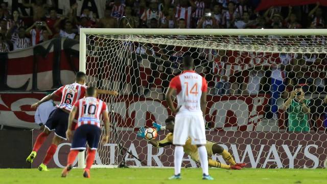 Miguel SolÃ­s defende pÃªnalti de James SÃ¡nchez Junior x Independiente Santa Fe