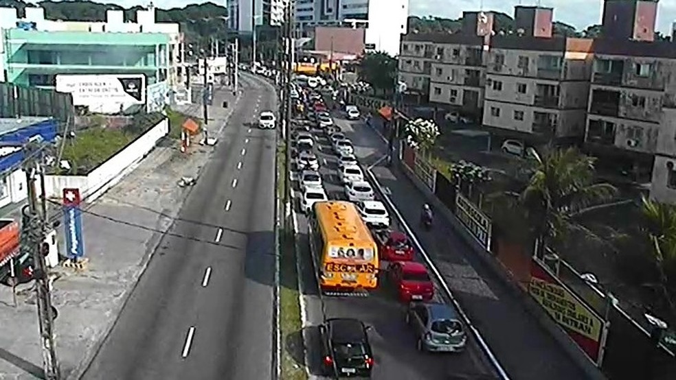Trânsito no bairro dos Bancários, em João Pessoa, no primeiro dia do isolamento social mais rígido. — Foto: Reprodução/Semob-JP