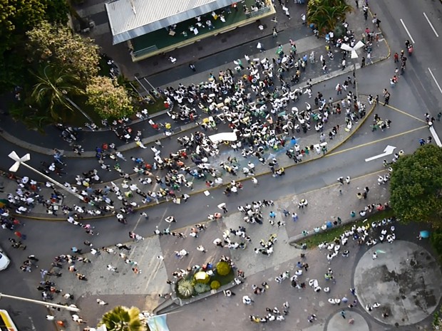 Imagem aérea mostra concentração de manifestantes em Varginha (Foto: EPTV)