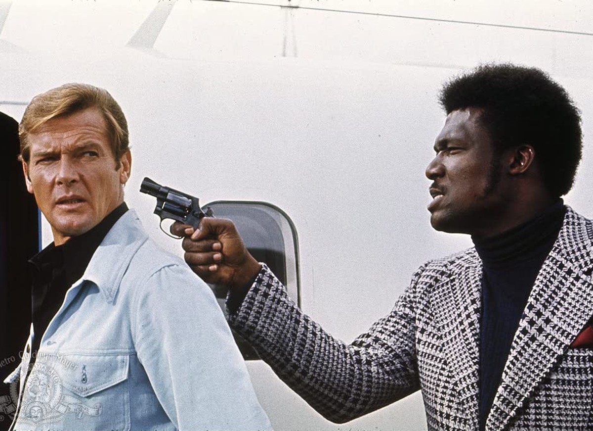 Roger Moore e Tommy Lane em cena de Com 007 Viva e Deixe Morrer (Foto: Reprodução / IMDB)