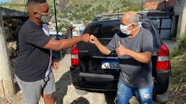 Mauro, morador do Morro da Coruja, foi levado ontem por Douglas para ser vacinado contra a Covid-19 (Foto: Divulgação)