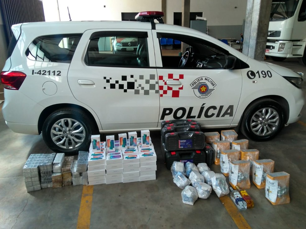 Mercadorias foram apreendidas em Presidente Venceslau — Foto: Polícia Militar