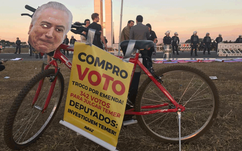 Manifestantes se reúnem em frente ao Congresso Nacional, em Brasília, durante votação de denúncia contra Temer (Foto: Neila Almeida/G1)
