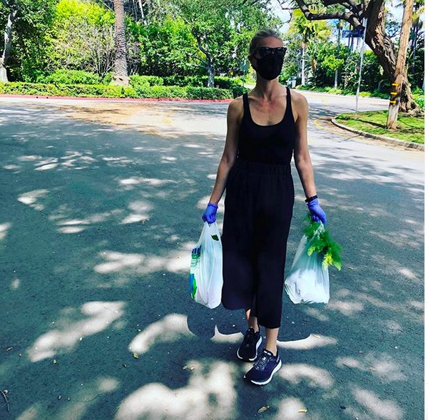 A atriz Gwyneth Paltrow protegida do coronavírus em seu retorno de uma ida ao mercado  (Foto: Instagram)