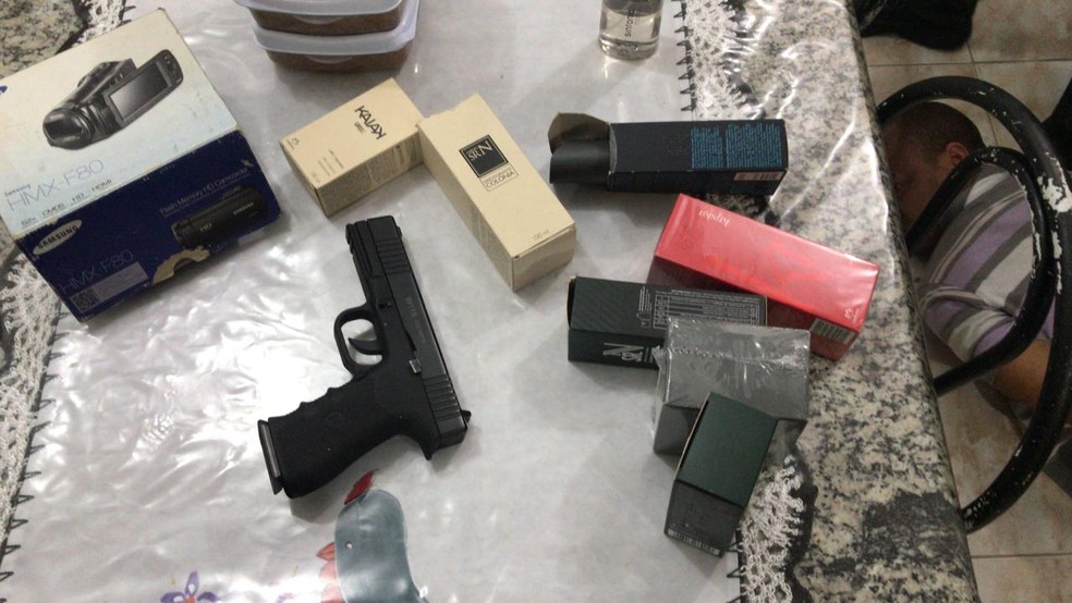 Com os suspeitos, policiais de Botucatu apreenderam uma arma — Foto: Polícia Civil/Divulgação