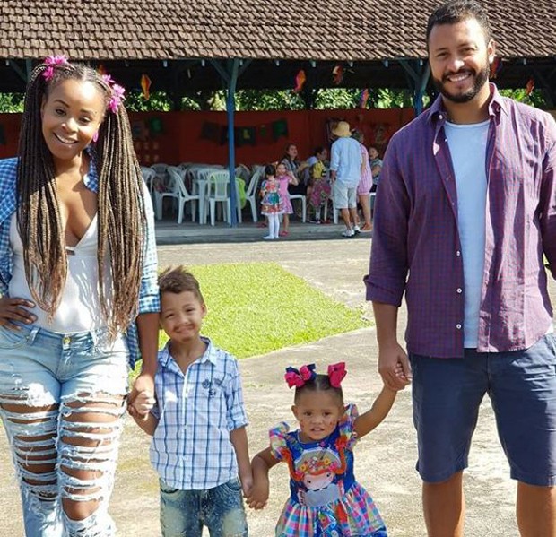 Roberta Rodrigues com o enteado, Gabriel, a filha, Linda Flor, e o marido, Guilherme Guimarães (Foto: Reprodução/Instagram)