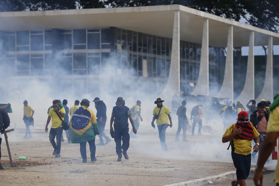 Golpistas atacam sede do Supremo Tribunal Federal, na Praça dos Três Poderes