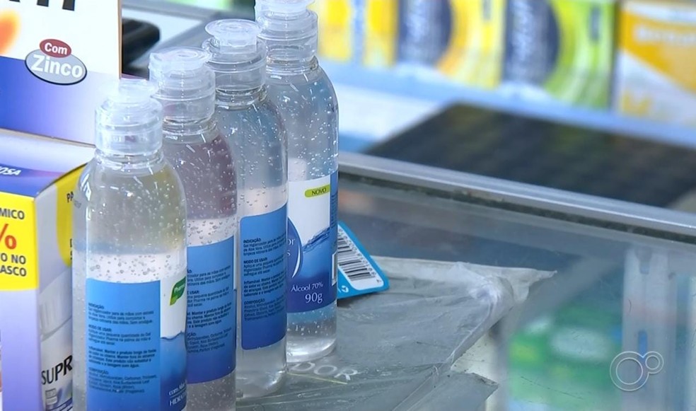 Preocupação com coronavírus faz álcool em gel 'desaparecer'  — Foto: Reprodução/TV TEM