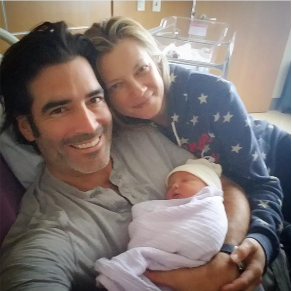 A atriz Amy Smart com o marido e a filha (Foto: Instagram)
