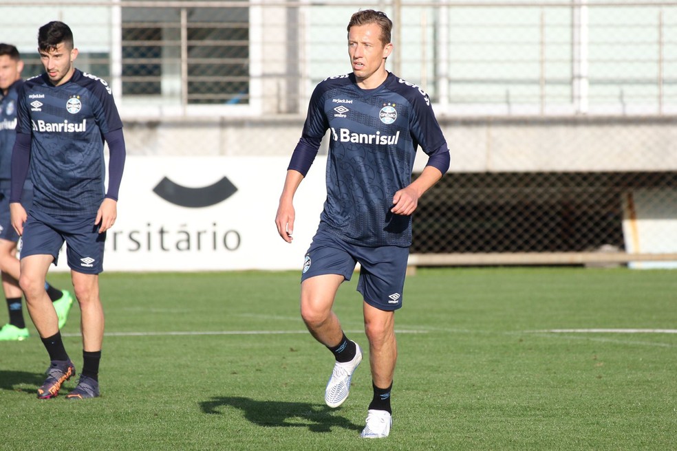 Villasanti e Lucas Leiva em treino do Grêmio — Foto: João Victor Teixeira